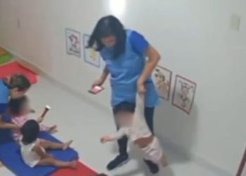 Diretora de creche é acusada de maus-tratos contra bebê. Vejo vídeo