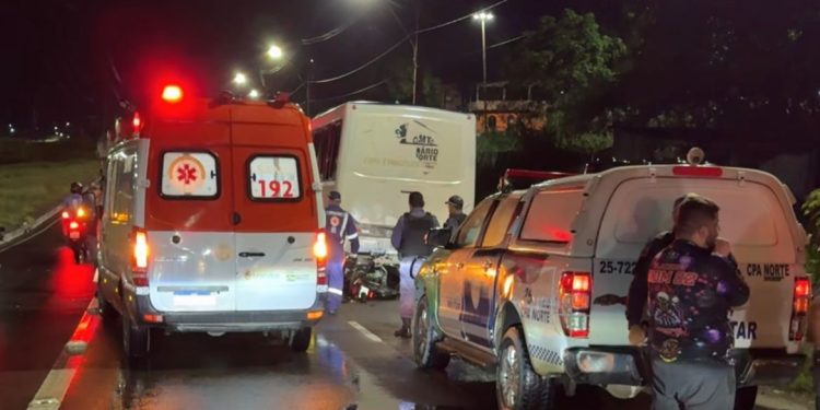 Durante forte chuva, dois homens morreram em acidente na Av. das Torres