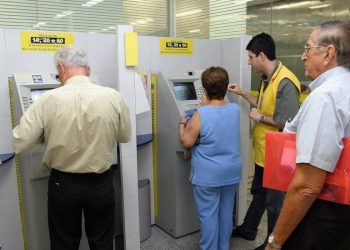 INSS começa a pagar primeira parcela do 13º salário