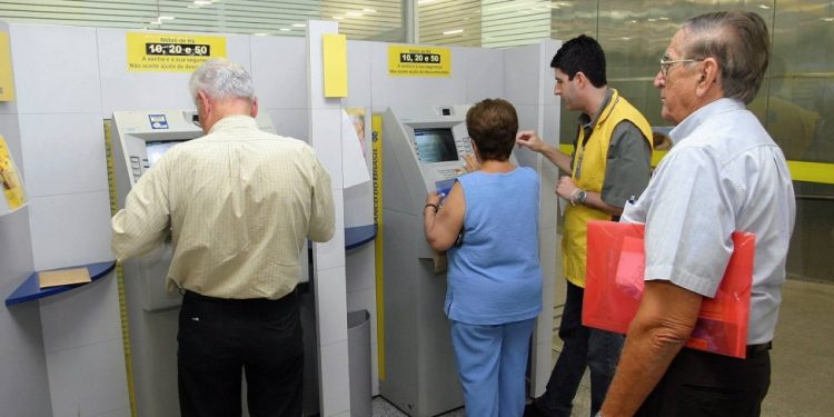 INSS começa a pagar primeira parcela do 13º salário