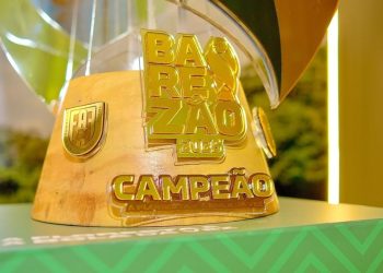 Onça pintada come leão