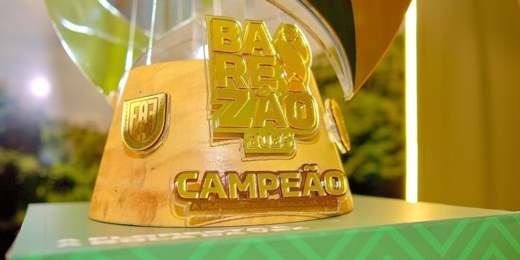 Onça pintada come leão