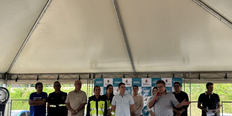 Prefeitura entrega 12 novos ônibus