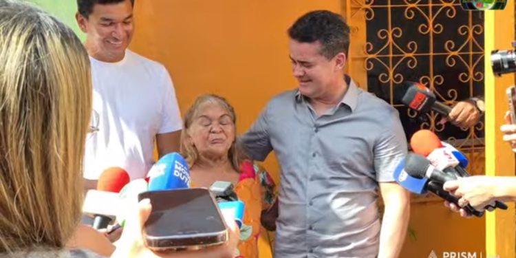 Prefeito David Almeida entrega as primeiras casas reformadas pelo programa ‘Casa Manauara’