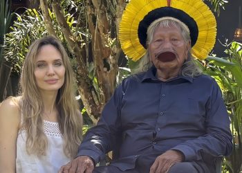 Espia! Angelina Jolie conhece aldeia indígena no Brasil