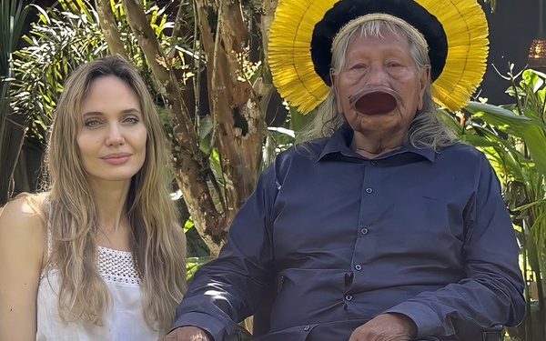 Espia! Angelina Jolie conhece aldeia indígena no Brasil