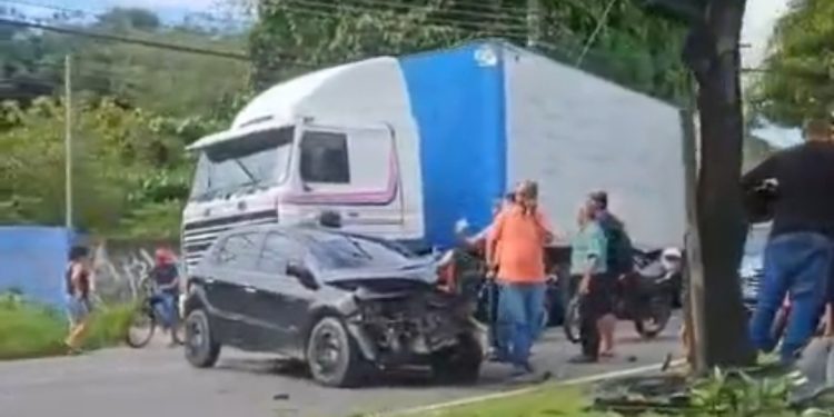 Motorista causa congestionamento na Av. Efigênio Sales. Veja o vídeo