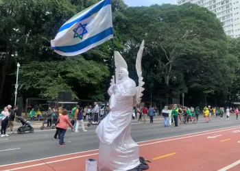‘Arcanjo da Paz’ segura bandeira de Israel durante ato na Paulista