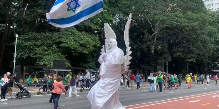 ‘Arcanjo da Paz’ segura bandeira de Israel durante ato na Paulista