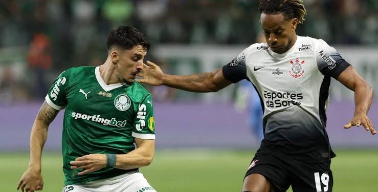 Palmeiras ganha contra Corinthians por 2 a 0 e assume liderança do Brasileirão