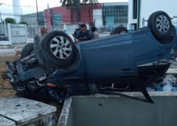 Carro capota na rotatória do Nova Cidade. Vídeo