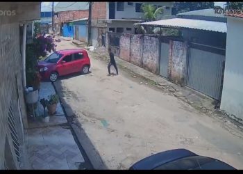 Facilitou para bandido e perdeu o carro em frente de casa. Vídeo