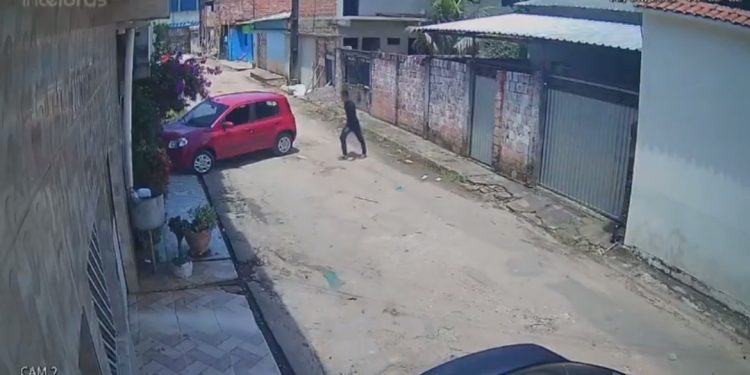 Facilitou para bandido e perdeu o carro em frente de casa. Vídeo