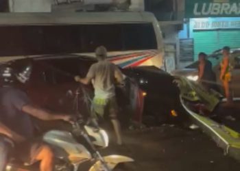 Motora desgovernado colide contra poste