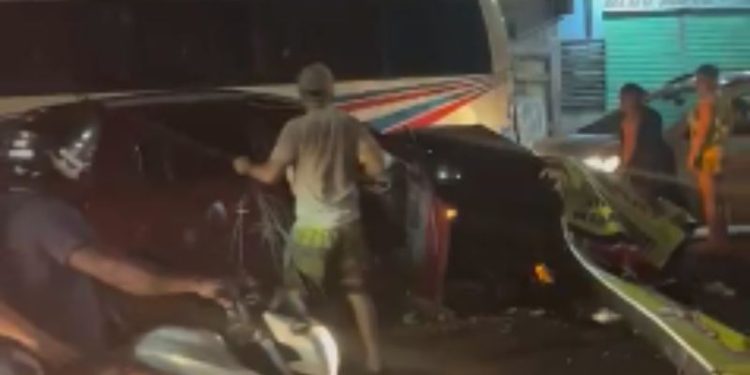 Motora desgovernado colide contra poste