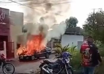 Desespero toma conta após carro pegar fogo. Vídeo
