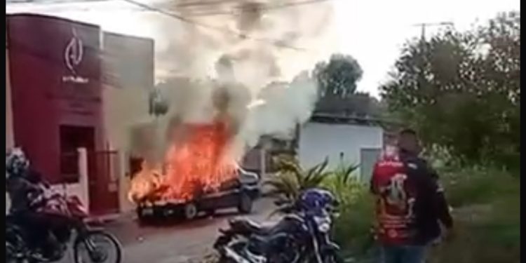 Desespero toma conta após carro pegar fogo. Vídeo