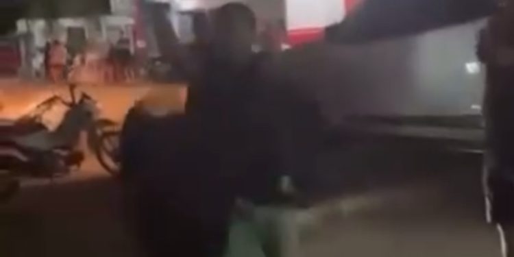 PM “paga de doido” e agride mulher em Novo Aripuanã. Veja o vídeo