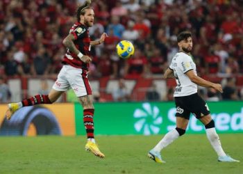Flamengo assume liderança no Brasileirão após vencer de 4 a 0 pro Corinthians