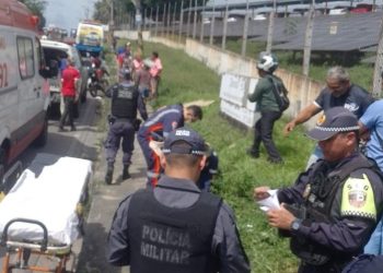 Samba de pau – Dupla é agredida a chutes e pedaços de pau ao assaltar busão