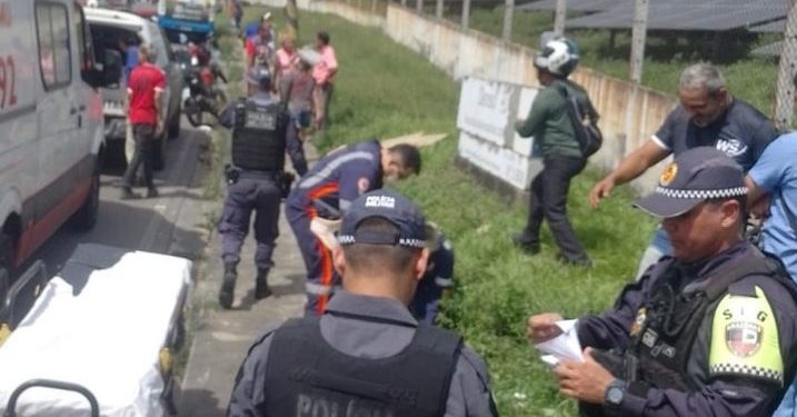 Samba de pau – Dupla é agredida a chutes e pedaços de pau ao assaltar busão