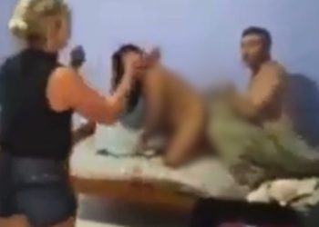 “Bonito. Muito bonito!” – Marido é flagrado pela mulher na cama com outra