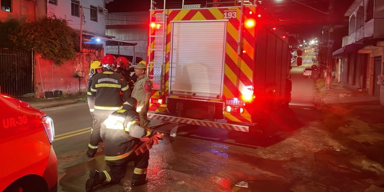 Casal esquece panela no fogão e perde tudo em incêndio no Santo Antônio