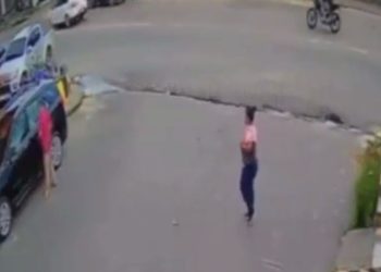 Vagabundo tenta furtar carro com chapolin. Vídeo