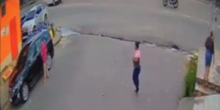 Vagabundo tenta furtar carro com chapolin. Vídeo