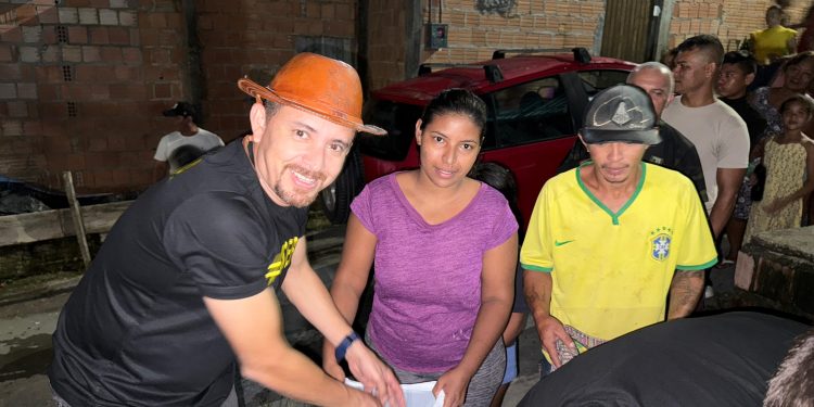 Em alusão à Semana Santa, Cearazin Semisera realiza doações de peixes a moradores da zona norte Manaus