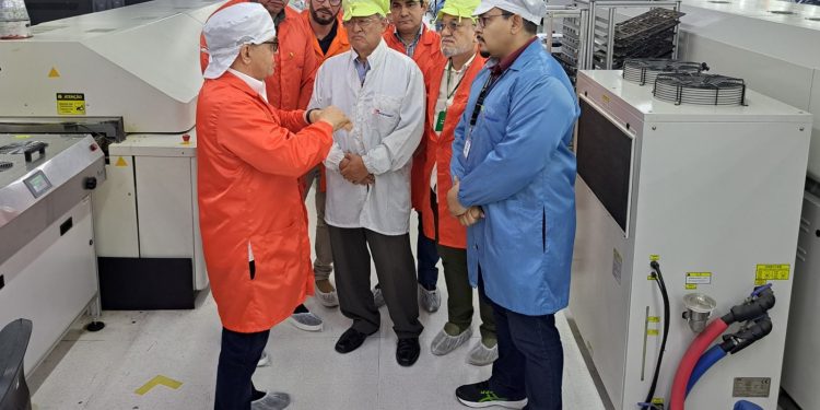 Visitando unidade da Foxconn em Manaus Suframa acompanha projetos de inovação