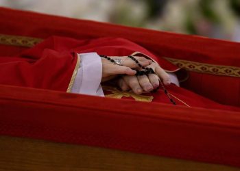 Imagens de Papa Francisco em caixão são divulgadas pelo Vaticano; funeral acontece sábado (26)