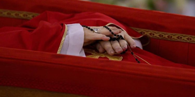 Imagens de Papa Francisco em caixão são divulgadas pelo Vaticano; funeral acontece sábado (26)