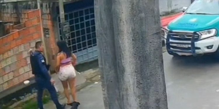 “Estão aterrorizando” Moradores do bairro Santa Etelvina gravam abordagem agressiva de PM