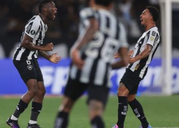 Botafogo faz dois no fim, supera Carabobo e vence a primeira na Libertadores