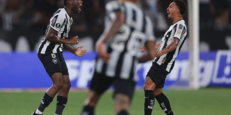 Botafogo faz dois no fim, supera Carabobo e vence a primeira na Libertadores