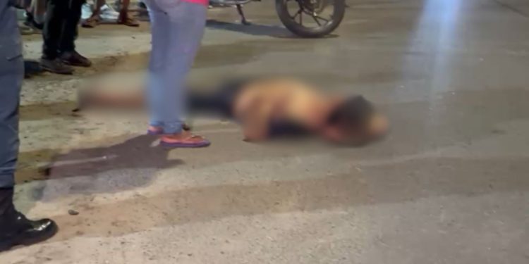 Durante tiroteio, homem fica jogado na pista após ser atingido na perna em Manaus