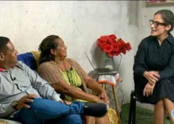 Vídeo: Renata Vasconcellos vai à casa de família em Manaus e apresenta o Jornal Nacional