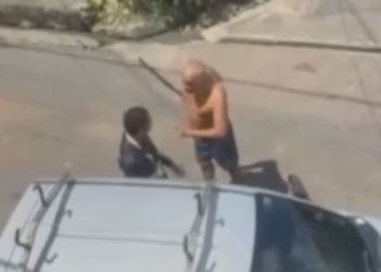 "Lhe mando pro inferno": idoso com terçado ameaça técnico no Lírio do Vale; vídeo