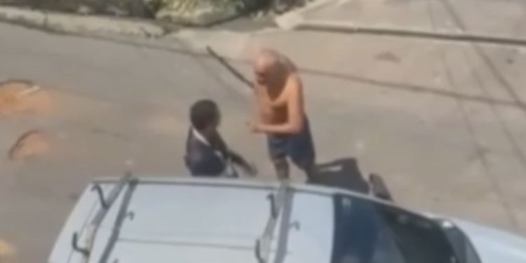"Lhe mando pro inferno": idoso com terçado ameaça técnico no Lírio do Vale; vídeo