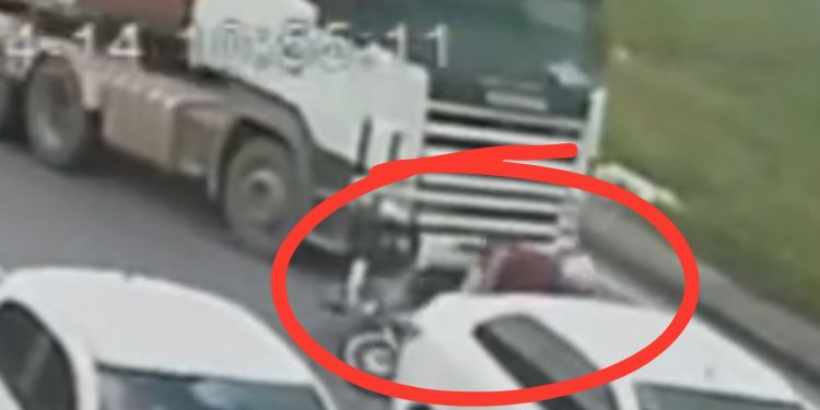 Vídeo: Por um triz, motoqueiro escapa de ser esmagado por caminhão na avenida das Torres