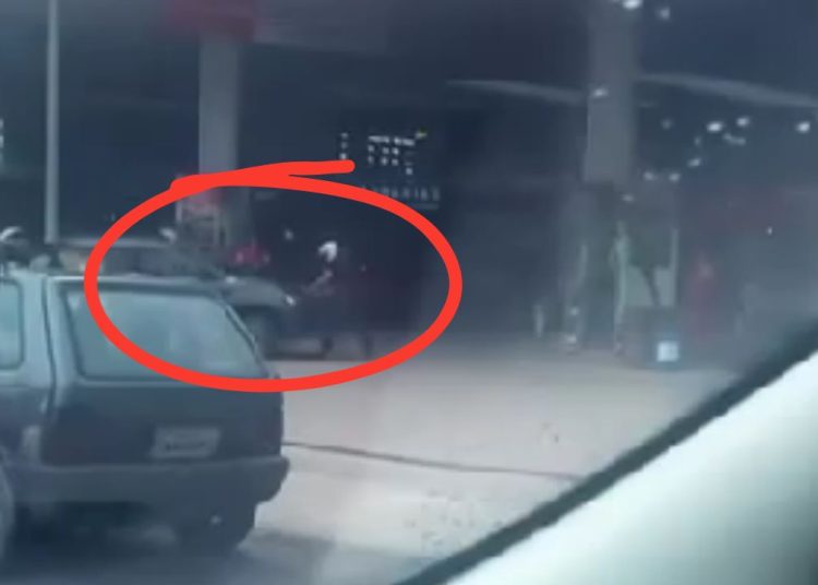 Motorista é flagrado atropelando homem de propósito em posto na Torquato Tapajós