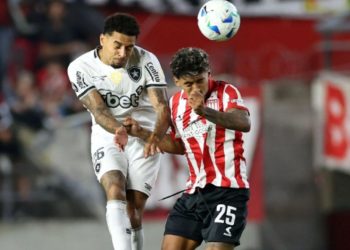 John leva frango e Botafogo perde para Estudiantes na Libertadores