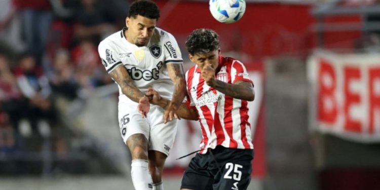 John leva frango e Botafogo perde para Estudiantes na Libertadores