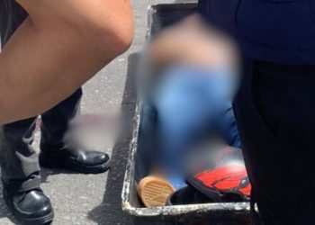 Motociclista que morreu após colidir com caminhão estava com a esposa na garupa