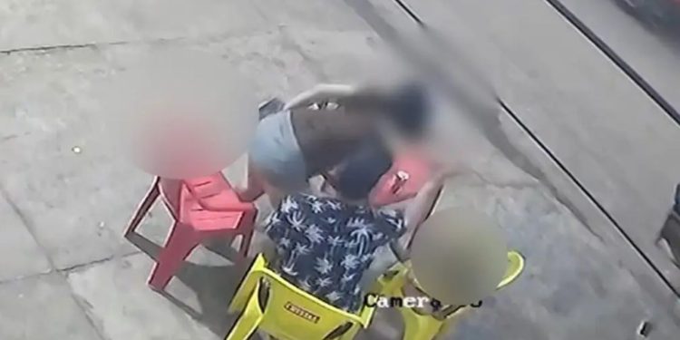 Vídeo: Bêbada, mãe espanca filha de 2 anos em bar e diz: "queria corrigir"
