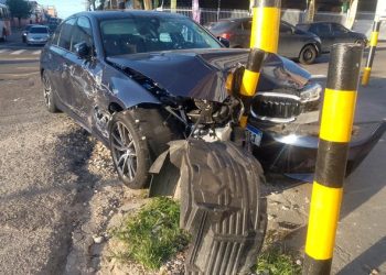 Avanço de sinal vermelho causa acidente com feridos no Centro