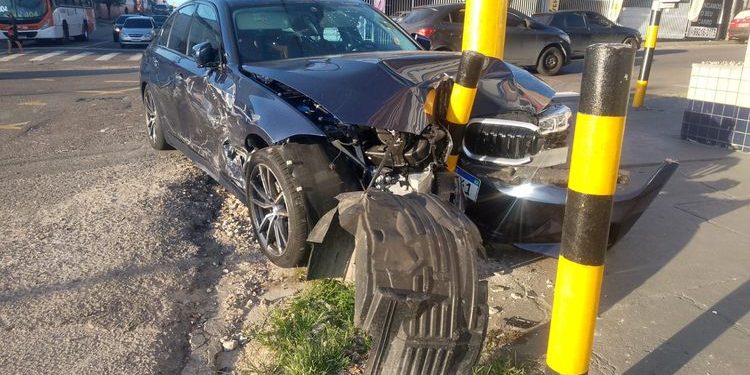 Avanço de sinal vermelho causa acidente com feridos no Centro