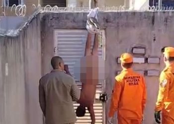 Tentou invadir casa da ex e ficou preso no muro pelas calças “peladão”. Veja o vídeo