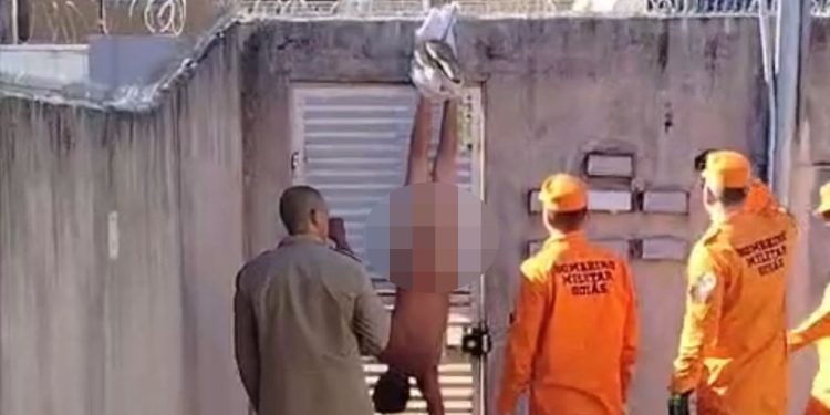 Tentou invadir casa da ex e ficou preso no muro pelas calças “peladão”. Veja o vídeo